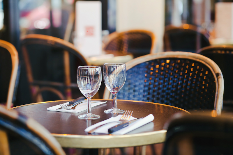 verre posé sur une table
