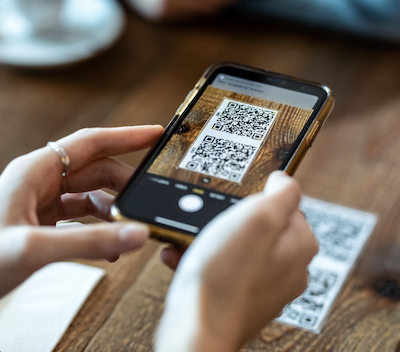 personne qui scan un qr code